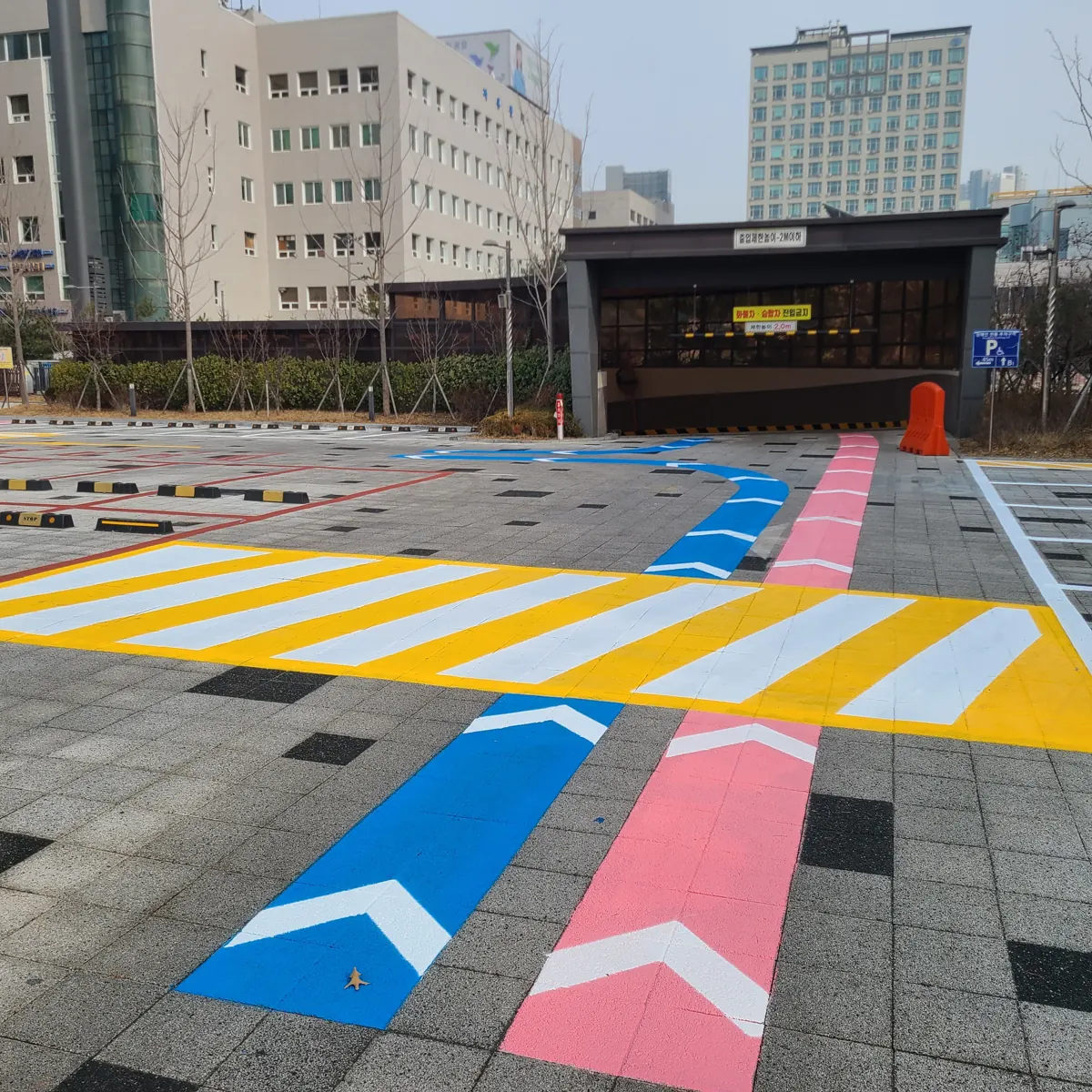 이면도로 컬러 노면 유도 표시